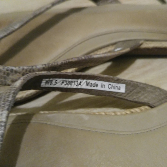 UGG Women's Thong Sandals - Picture 3 of 5